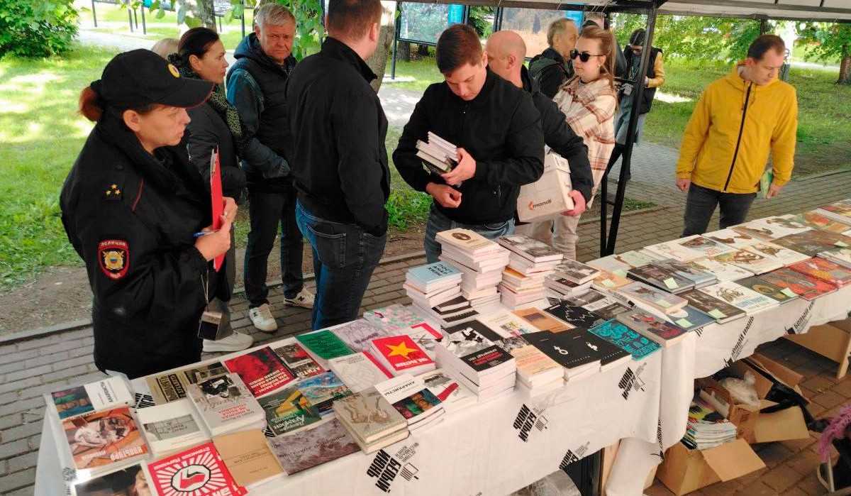 Главред «Чёрного квадрата» допрошен на фестивале: 139 книг изъяты на «экспертизу»